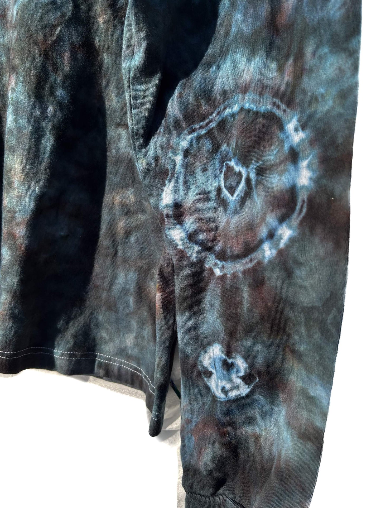 Night Ripple Long Sleeve Ice Dye - sleeve close up