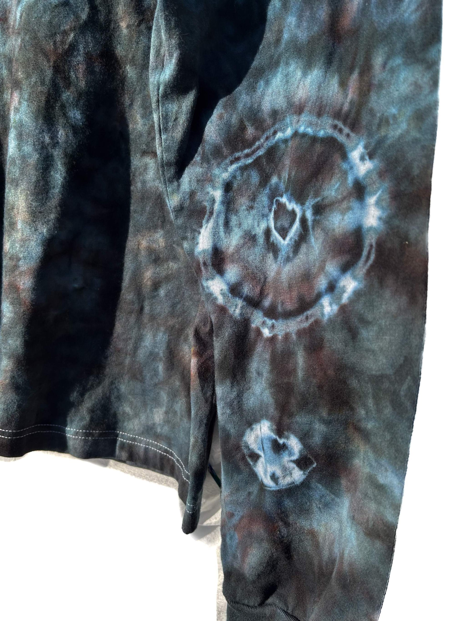 Night Ripple Long Sleeve Ice Dye - sleeve close up